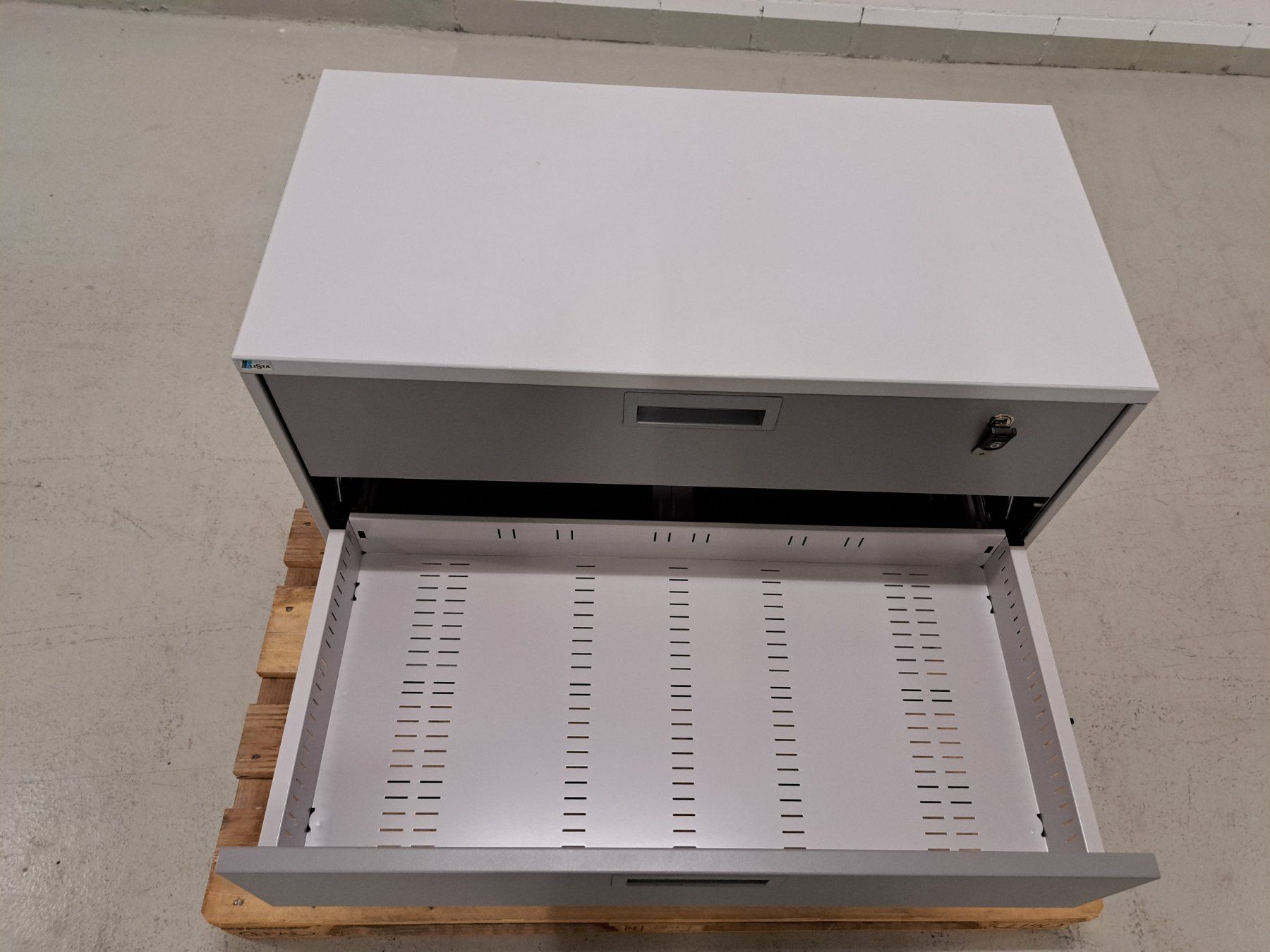 Lista Schränke: Sideboard Lista Office mit Schubladen grau – Gebraucht aus Embrach von lichttechnik 7