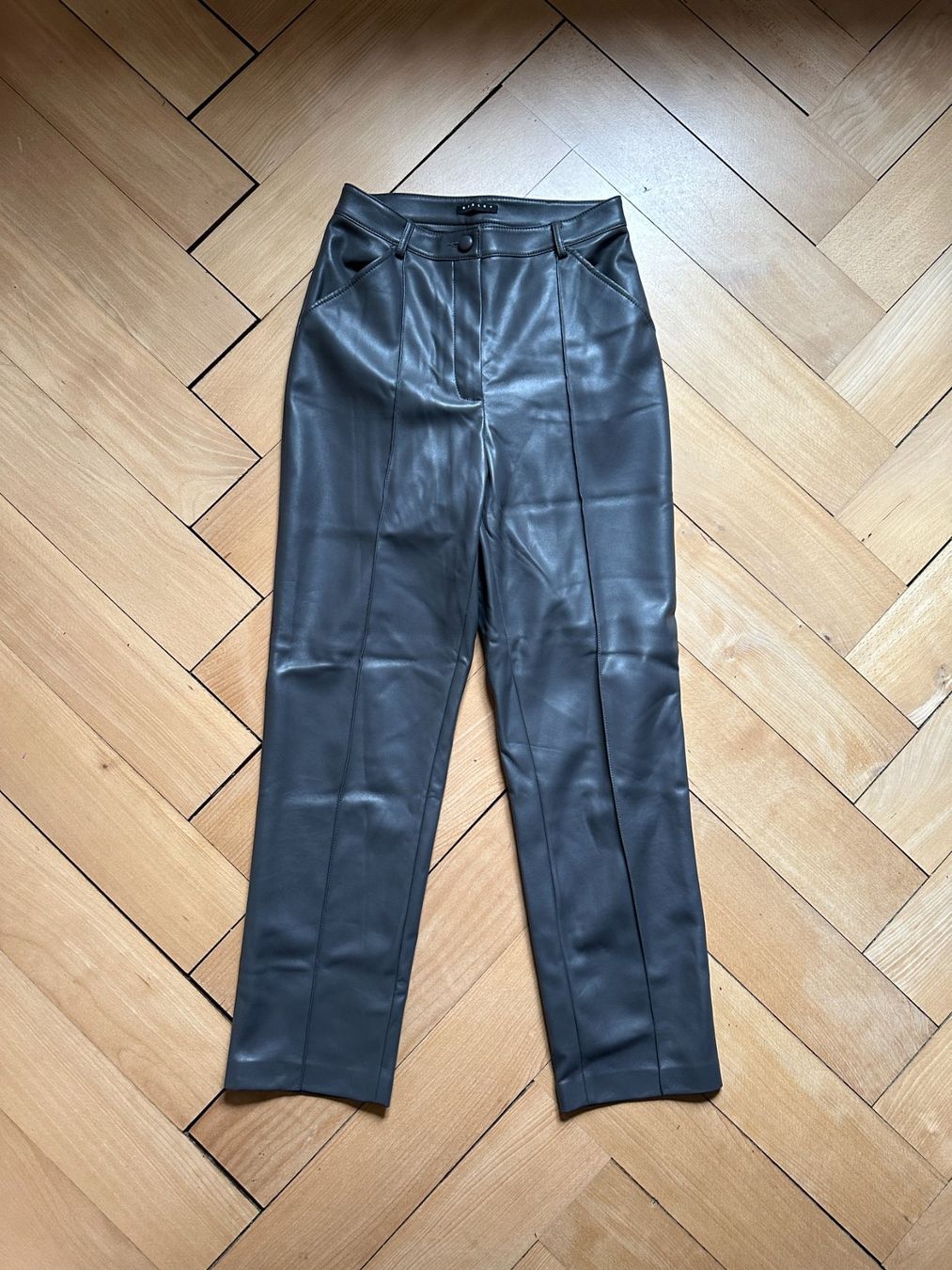 Sisley Pantalons: SISLEY - Kunstleder Hose grau 34 – D'occasion à Zürich par Diazaio