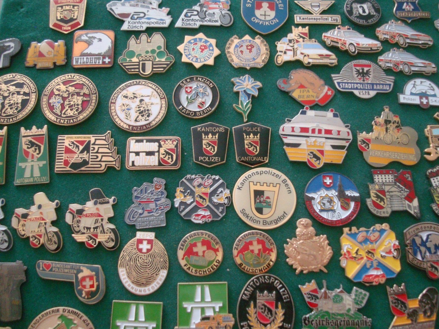 Placchette & Badge: 130 Pin - Schweizer Polizei - Ohne Verschluss – Usato da Neuenegg venduto da flohcante 1