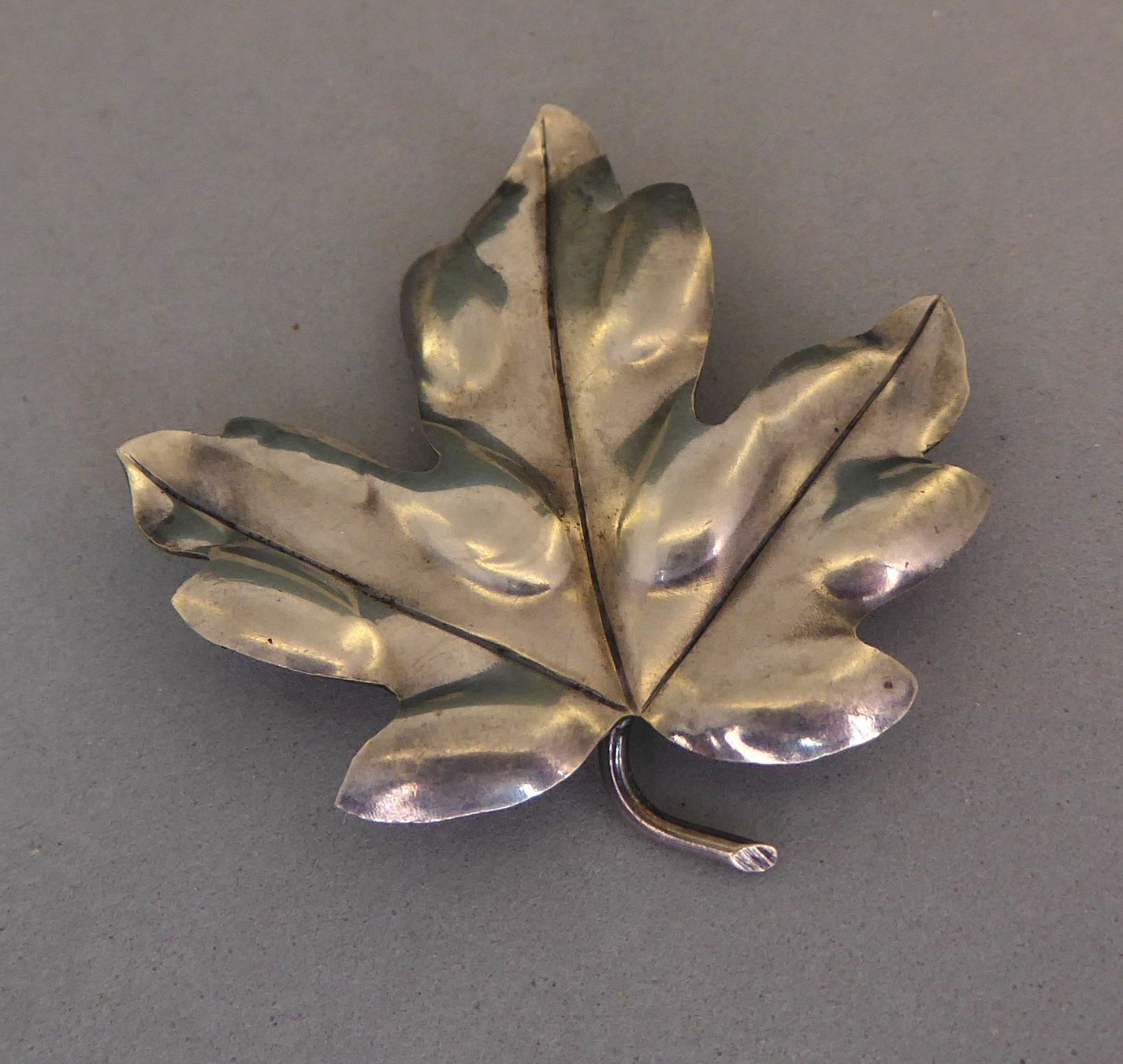 Broches & Aiguilles: Antike Brosche 800 Silber, Handarbeit um 1940 – D'occasion à Muri AG par Lineli2020