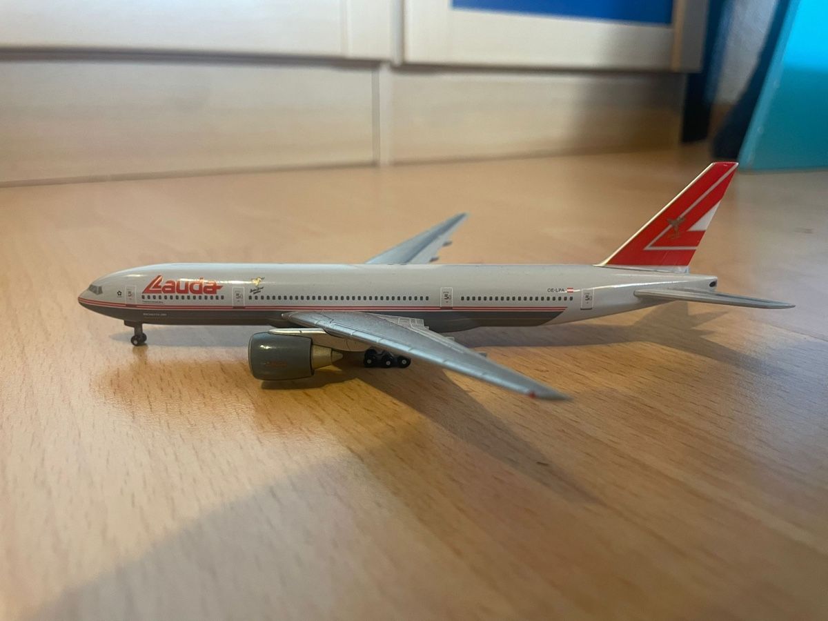 Herpa Modellbausätze & Standmodelle: Modèle d’un 777-200 Lauda 1:400 – Gebraucht aus Chippis von Gini17 2