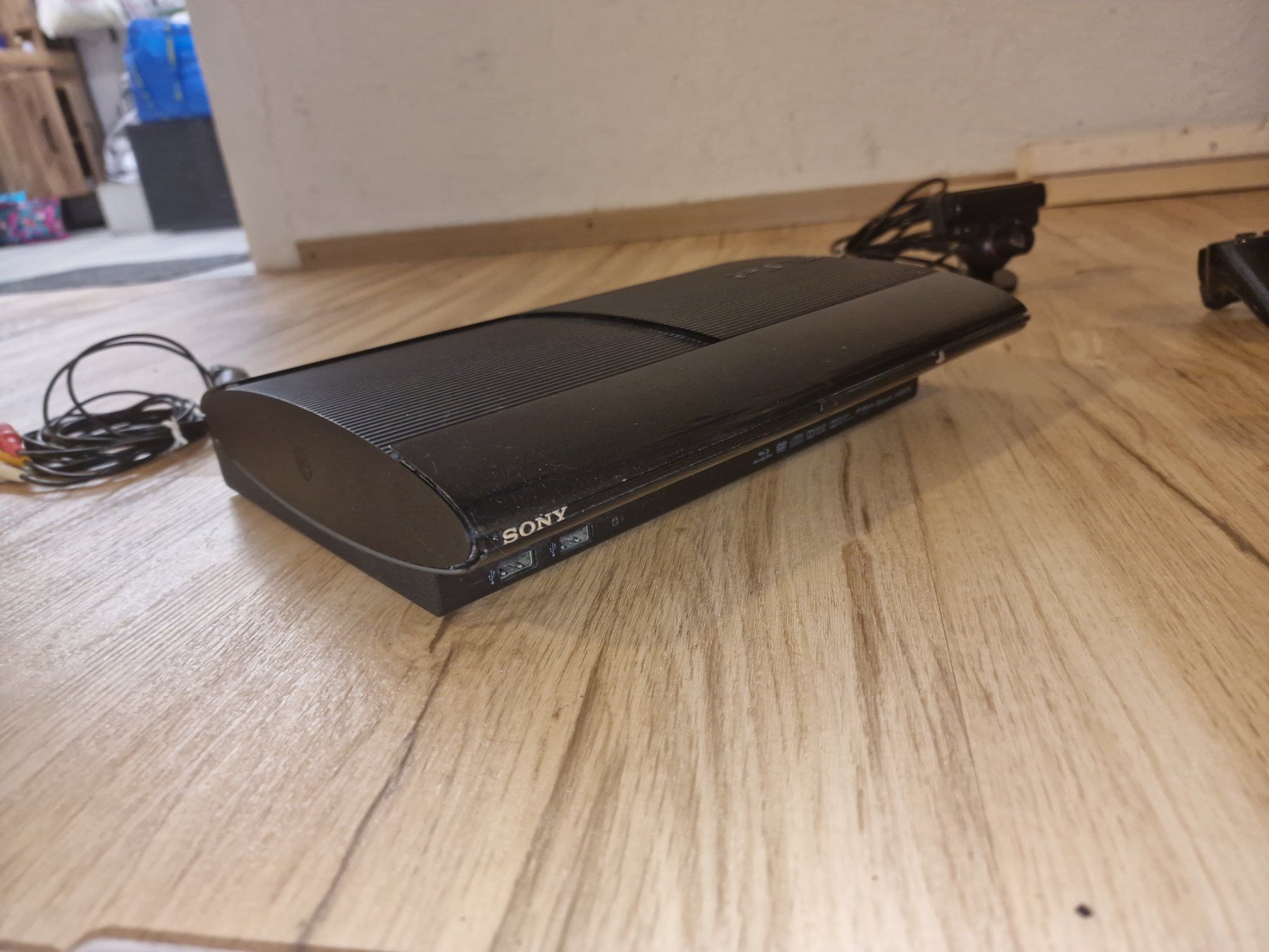 Sony Konsolen: Sony PS3 Super Slim Set – 2 Controller, 2 Move & 9 Spiele – Gebraucht aus Muttenz von c_n 4