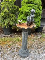 Antikes Vogelbad aus Gusseisen - Kind mit Vogel