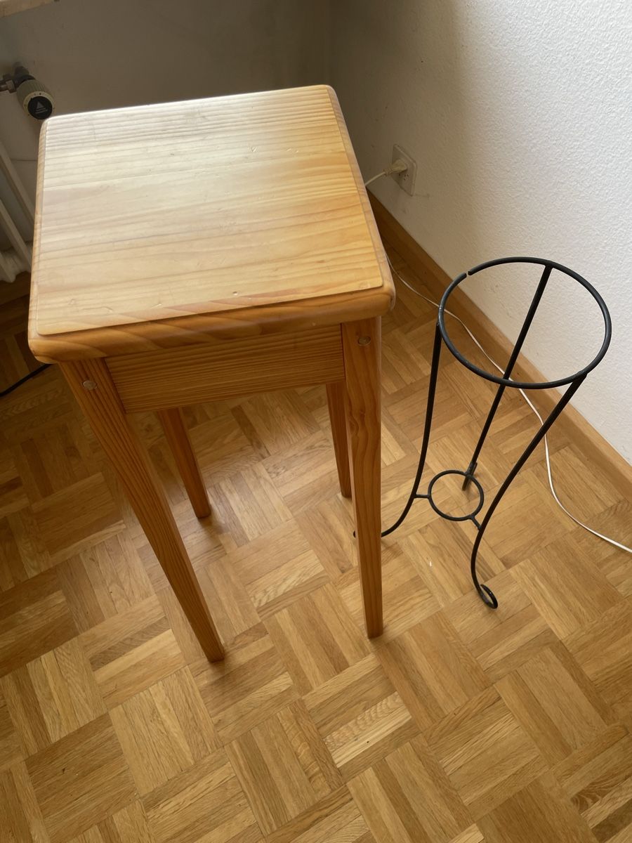 Altro per la casa: Zwei Blumentopf Ständer aus Holz , Schmied- Eisen – Usato da Basel venduto da Kamberly 3