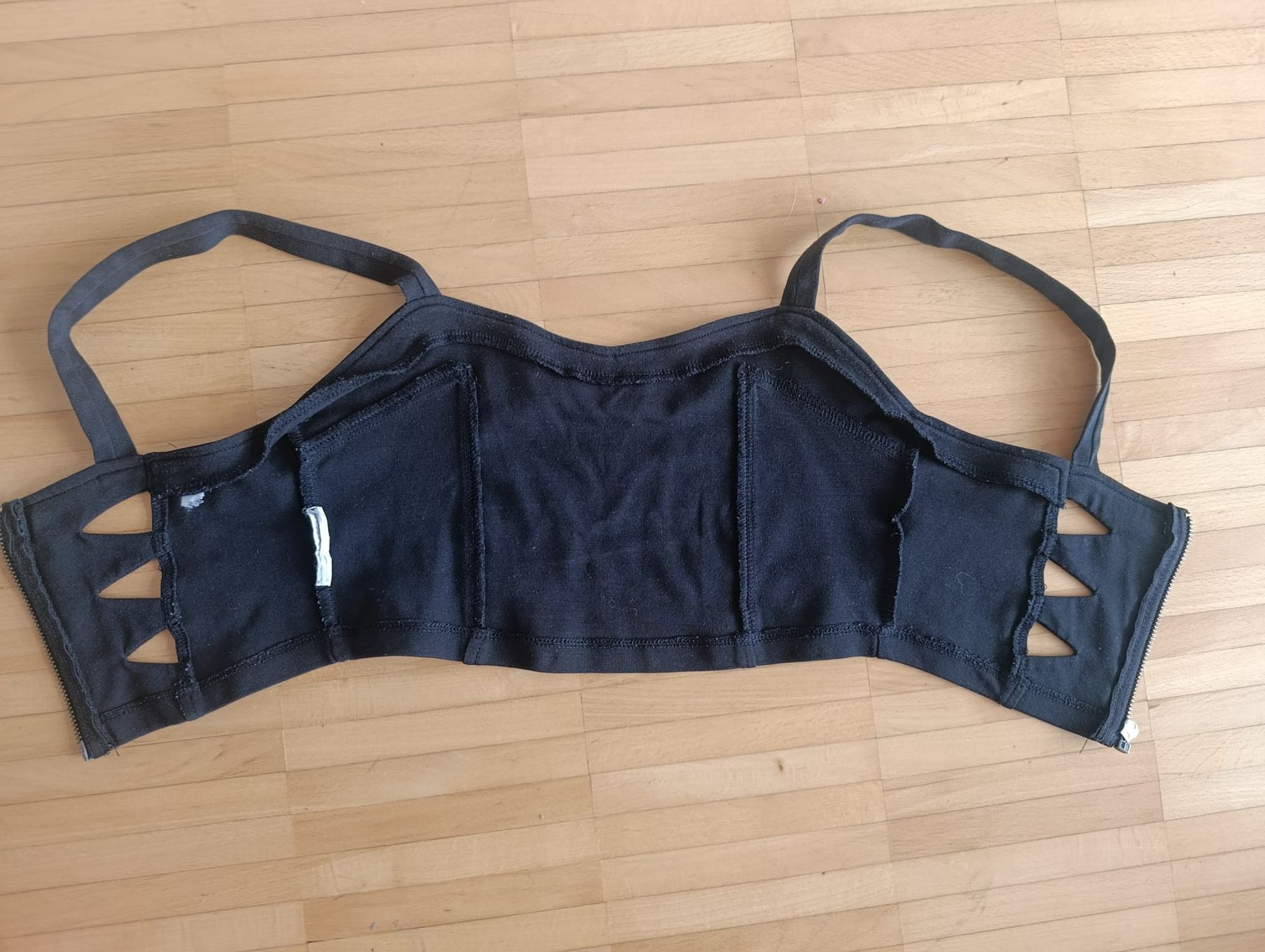 Tops: Schwarzes Crop Top mit Reissverschluss – Gebraucht aus Basel von mon_7m8h 2