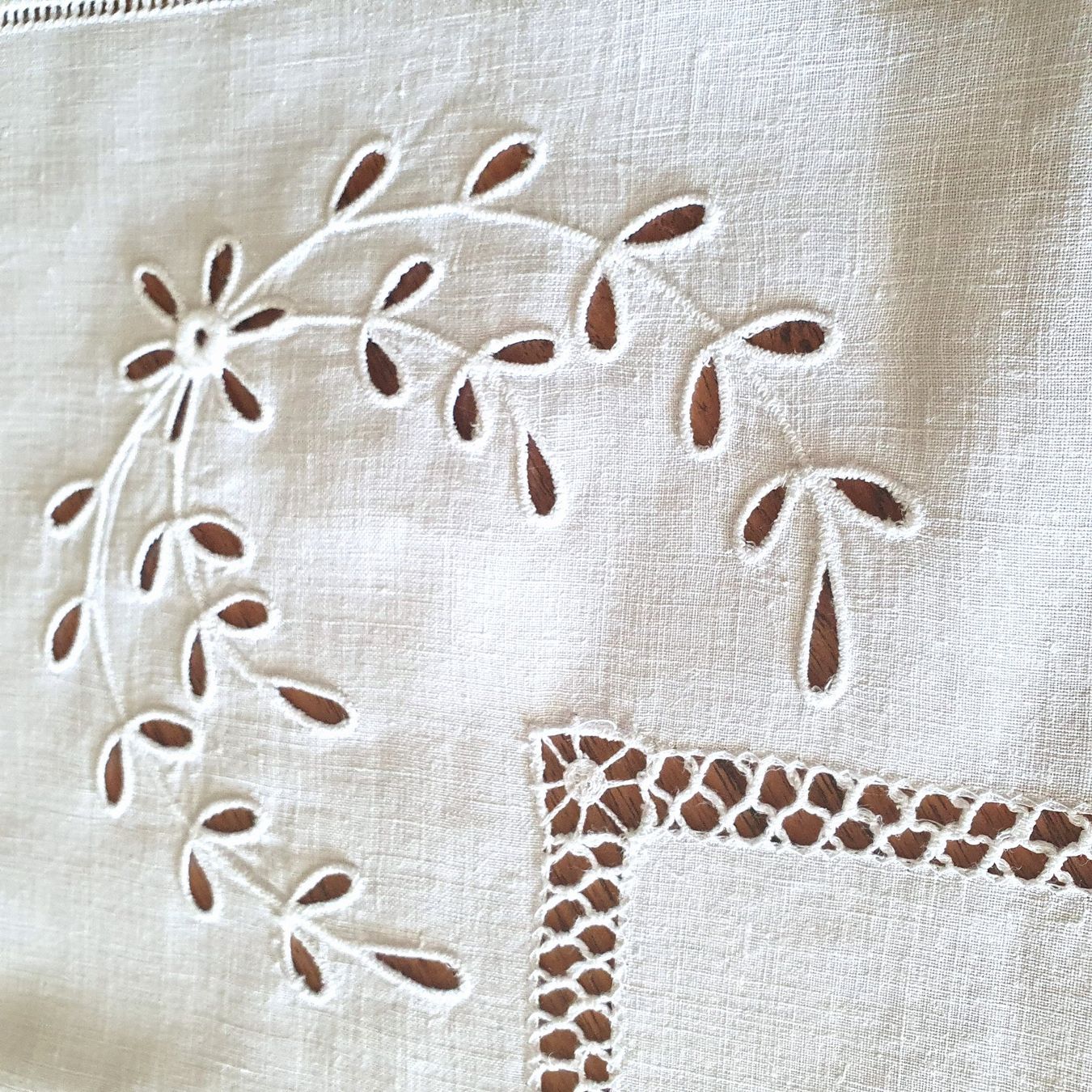 Altra biancheria da tavola: Ancienne nappe carrée brodée, 95 x 100 cm – Usato da Lausanne venduto da venise001 1