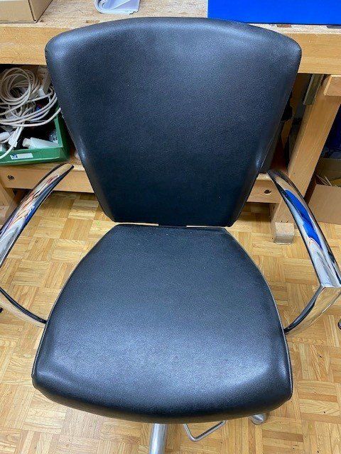 Lettini & sedie per cosmetici: Friseursessel HNC – Usato da Winterthur venduto da AltersheimSt.Urban
