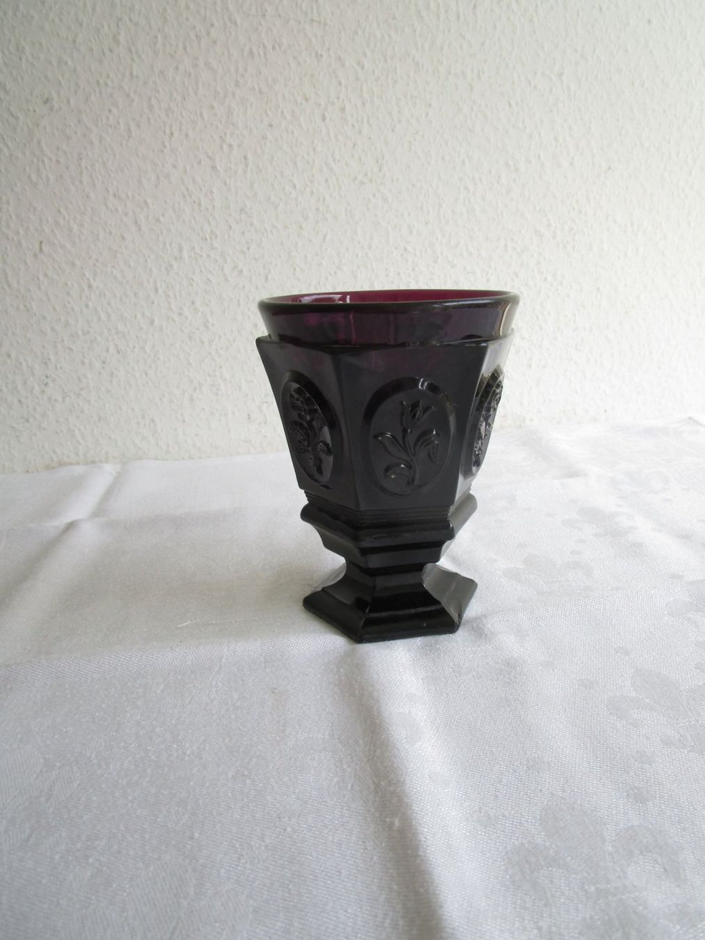 Bicchieri: Rubinroter Pressglas Becher mit Fuss, Reliefmuster – Usato da Binningen venduto da Oldfashion 1