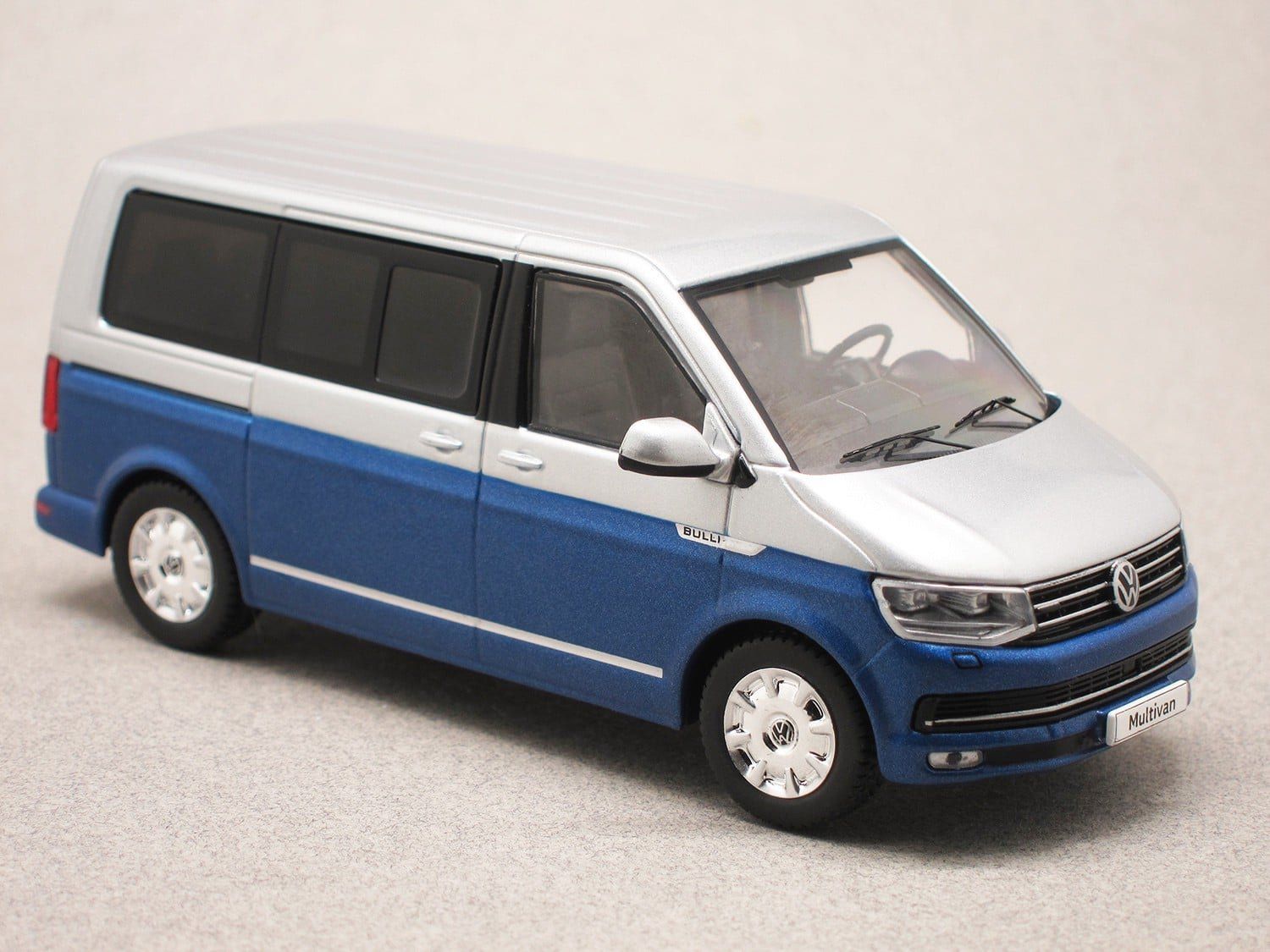Volkswagen Modellini d'auto: VW T6 Multivan 2015-2019 blau met. / silber met.   1:43 – Nuovo e nell'imballaggio originale da Gerlafingen venduto da espero88 2
