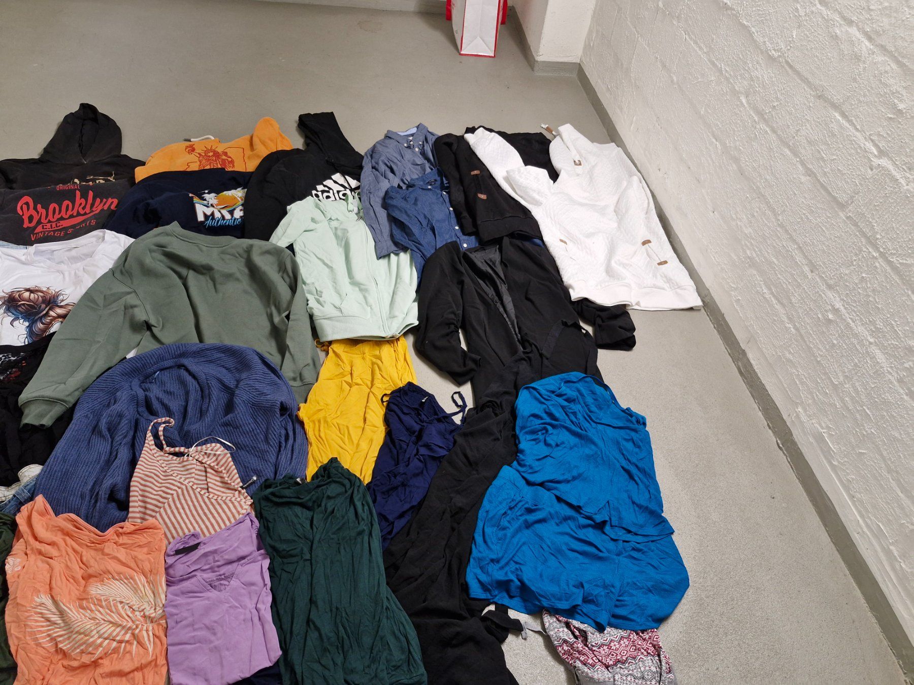Lotti di vestiti: Kleider paket Damen – Usato da Rümlang venduto da rafi012 1