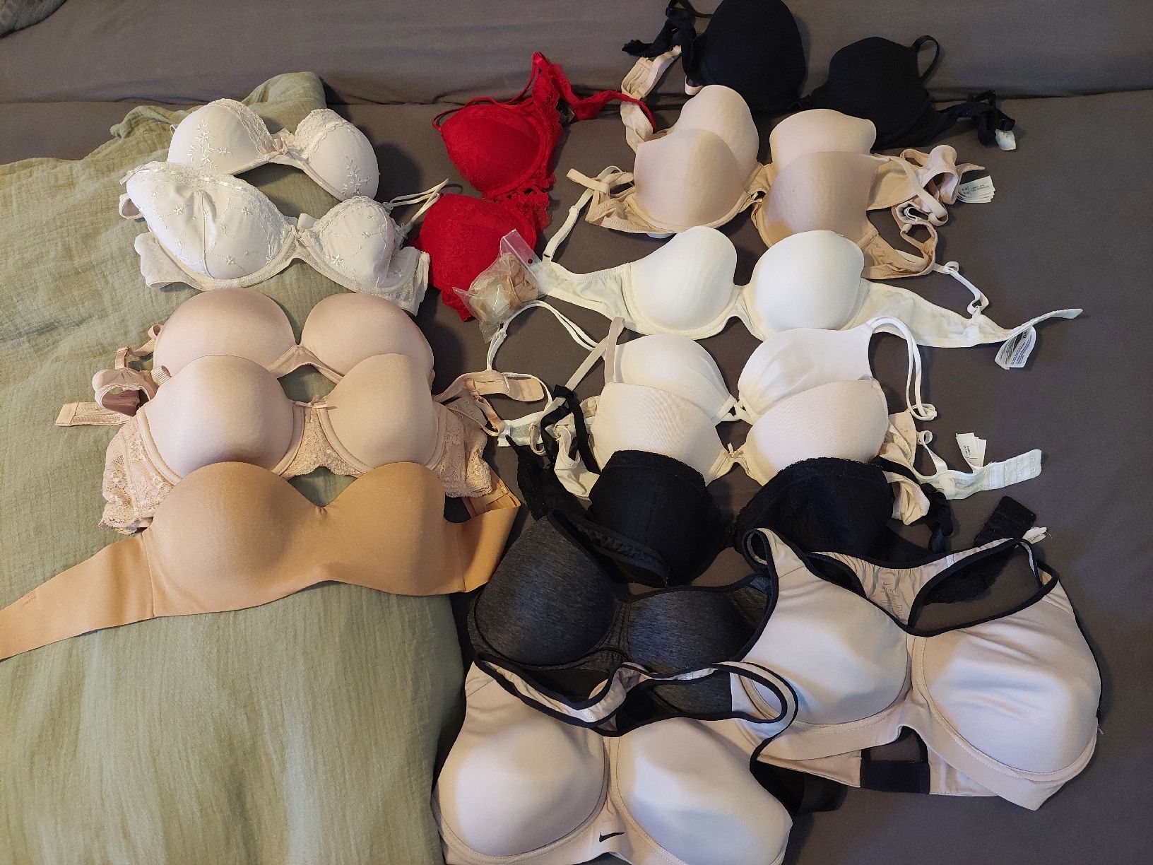 Altra biancheria intima: 16 BHs 75B – Usato da Gränichen venduto da JaelRoost