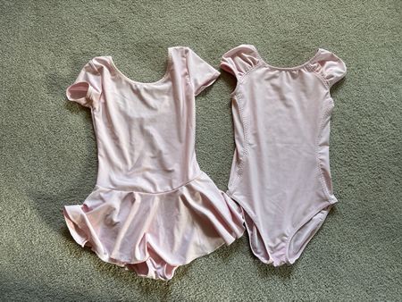 Deux tenues de ballet 116-122cm