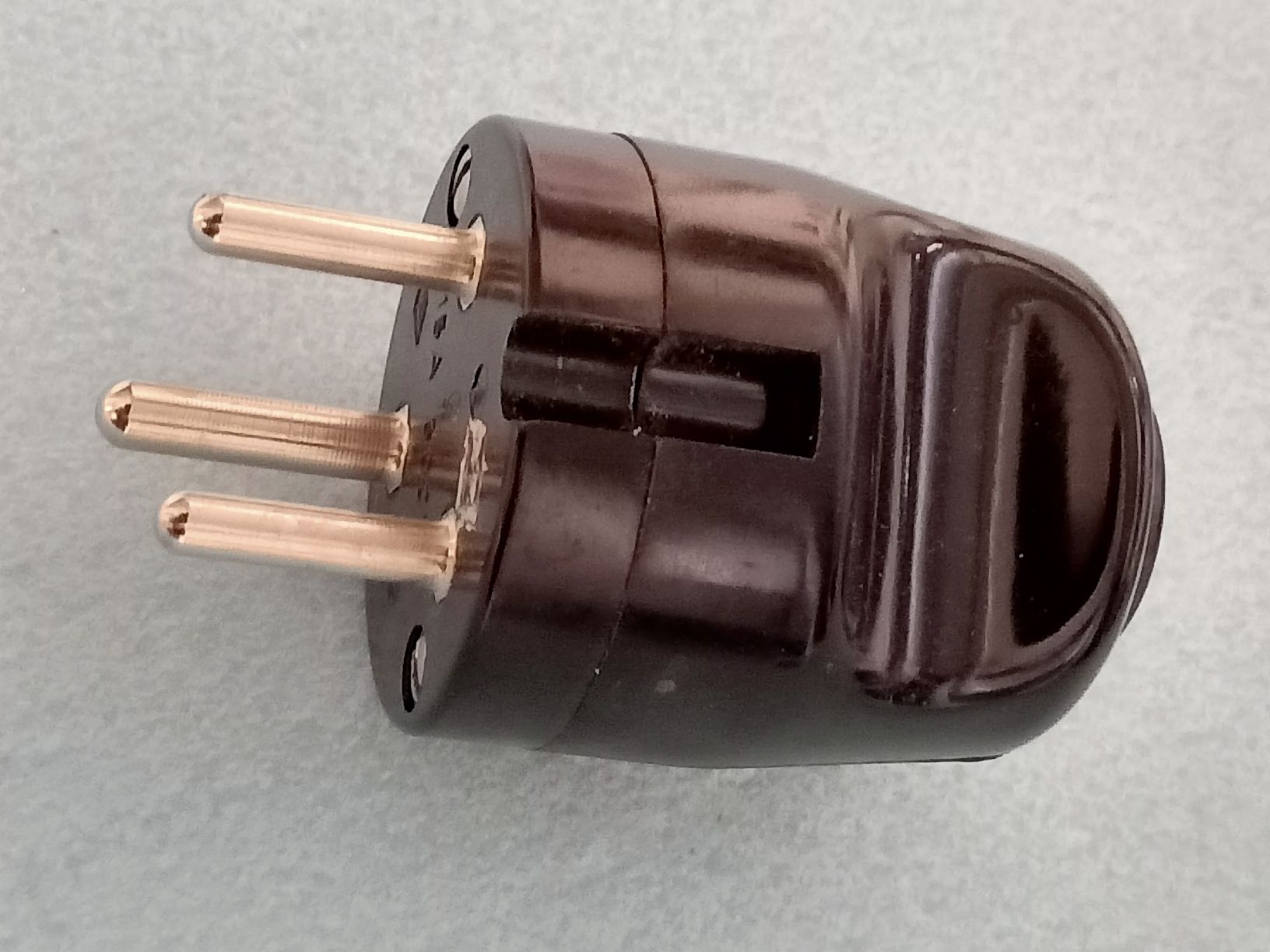 Spine: Alter Schweizer 3Pool. 500 Volt 15 Ampere Stecker – Usato da Flamatt venduto da Marpou 2