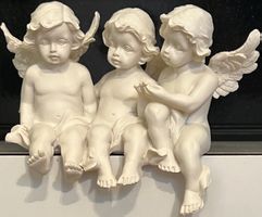 3 Engel aus Porzellan weiss aneinander sitzen halten Flügel