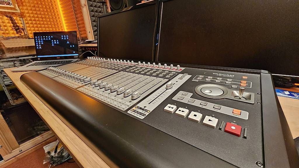 Sistema di controllo: Tascam US-2400 DAW Controller – Usato da Fislisbach venduto da rje_28s6 4