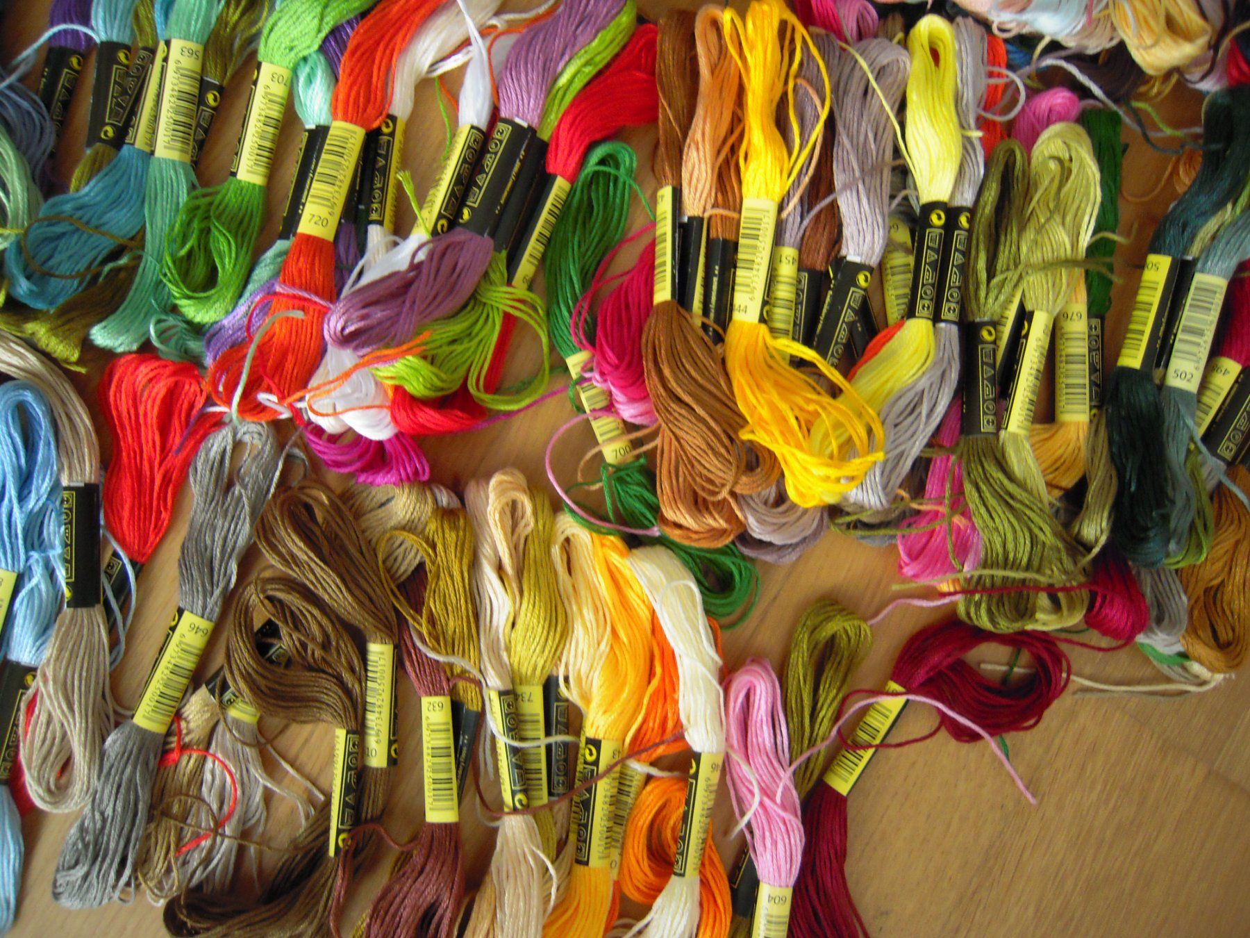 Kordeln & Faden: 200 Stickfäden Stickgarn (200 verschiedene Farben!) NEU – Neu und originalverpackt aus Uzwil von visions77 2