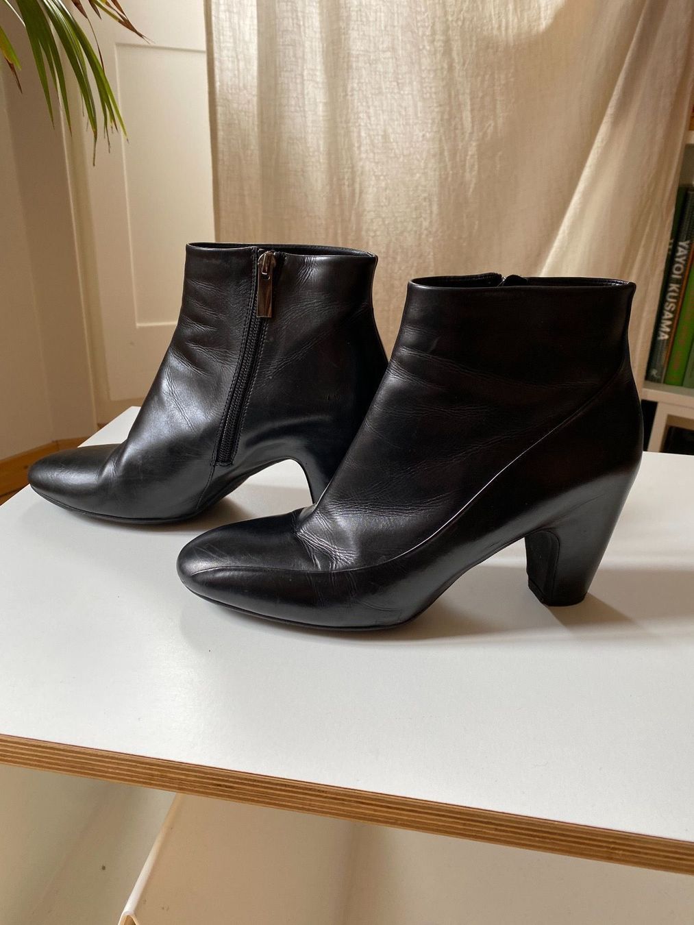 Scarpe da donna: Calf leather bootie black size 40 – Usato da Zürich venduto da FEC75 1