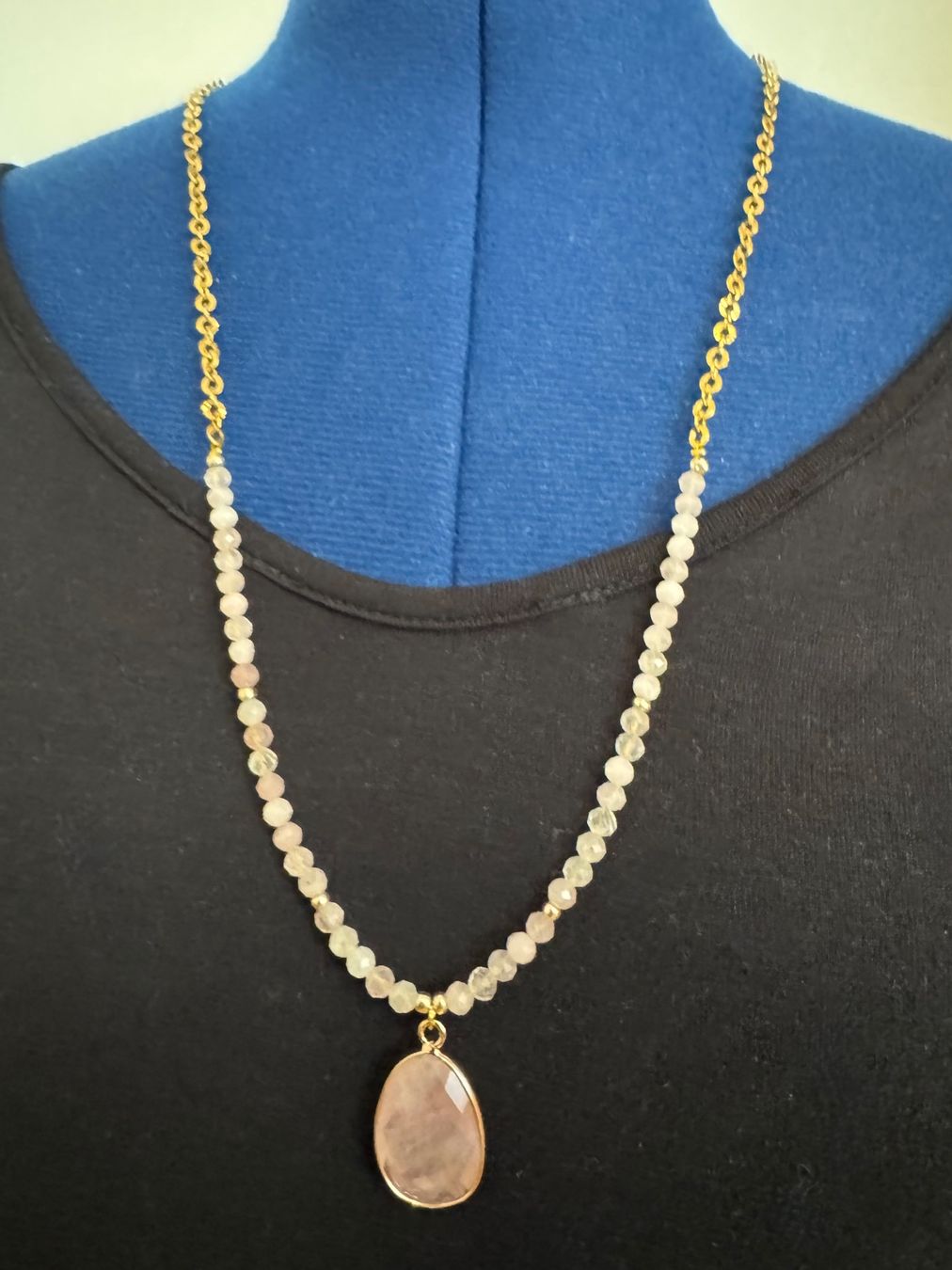 Catenine: Kette mit Rosenquarz-Anhänger – Nuovo (secondo la descrizione) da Dübendorf venduto da Sonibell