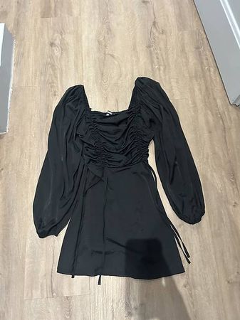 Magnifique robe courte noir satinée