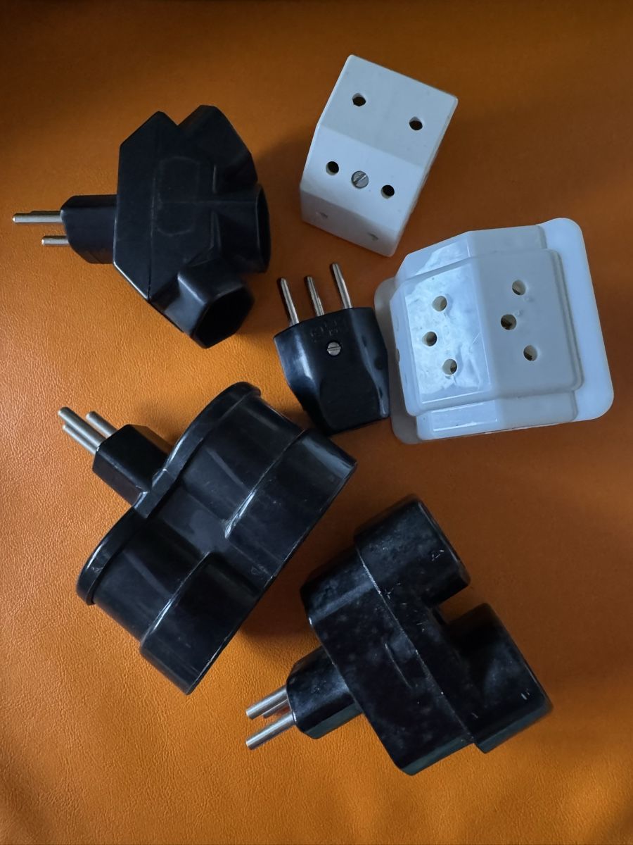 Componenti elettronici: Diverse Elektro-Stecker – Usato da Oberentfelden venduto da Judyku 4