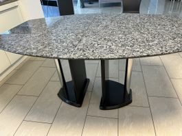 Granittisch mit Chromfuss grau Platte poliert
