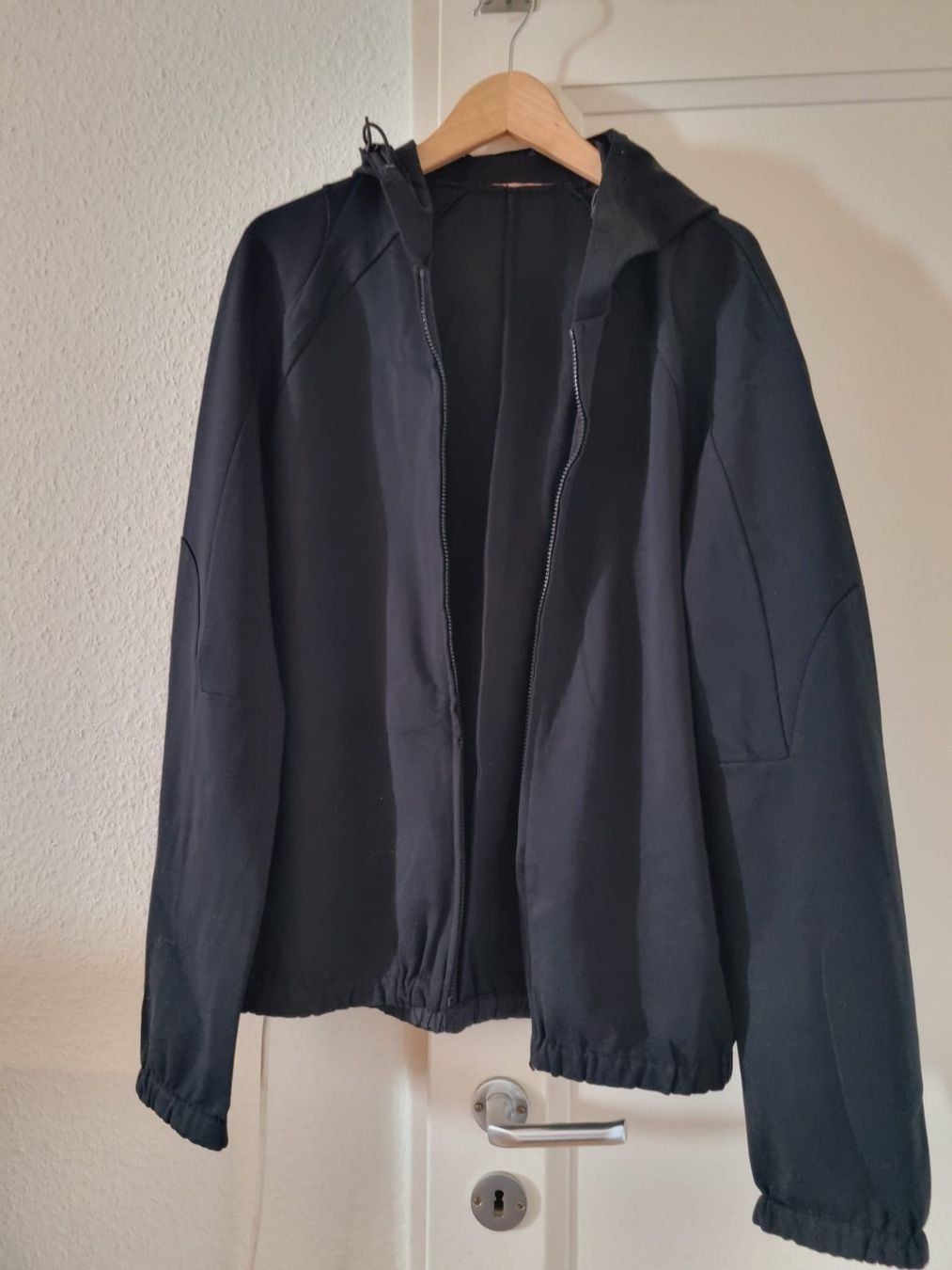 Prada Giacche: Veste à capuche Prada noire élégante, idéale mi-saison – Nuovo (secondo la descrizione) da Genève venduto da Chauvy84