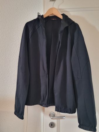 Veste à capuche Prada noire élégante, idéale mi-saison
