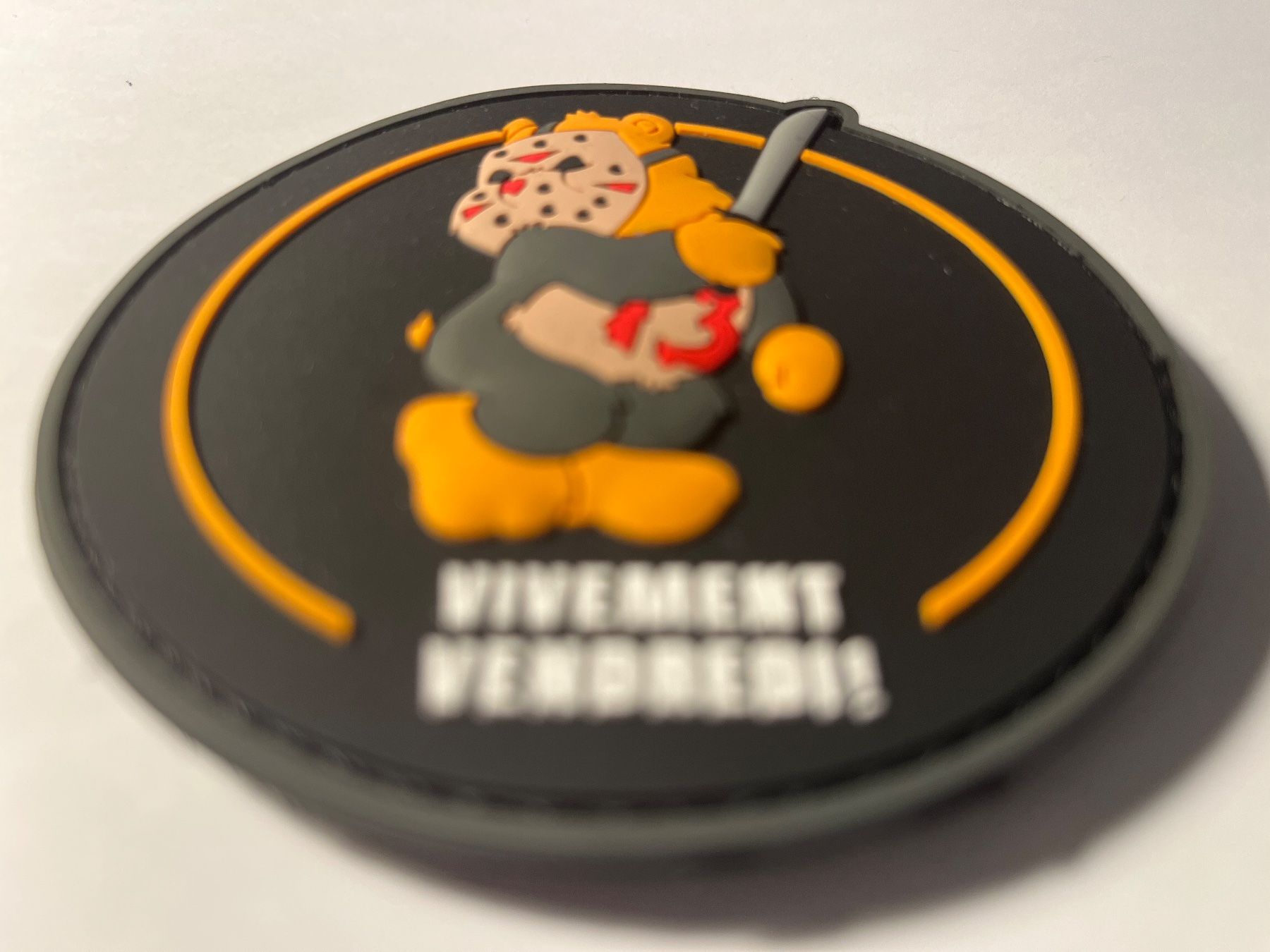 Plaketten & Abzeichen: BISOUNOURS - VIVEMENT VENDREDI ! – Neu und originalverpackt aus Bernex von GenevaPatchCollector