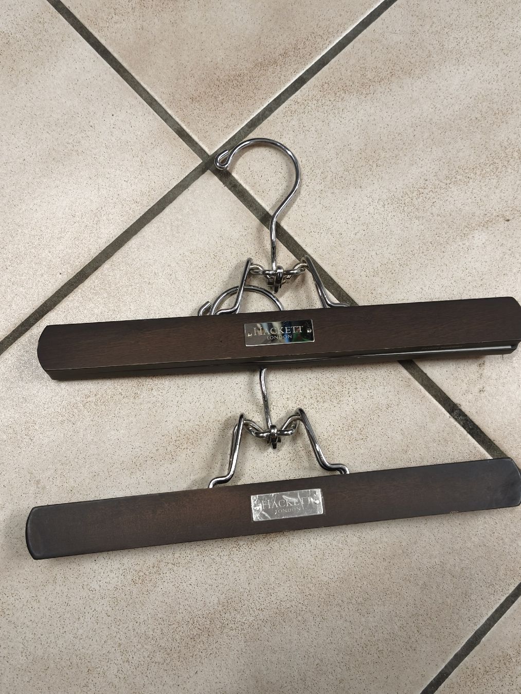 Appendiabiti: 2er Set Hackett Kleiderbuegel Holz Metall  – Nuovo (secondo la descrizione) da Emmetten venduto da SecondhandSiska