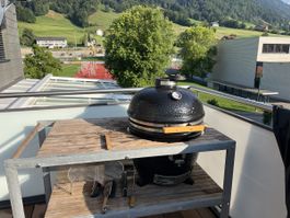 Monolith Keramik Grill mit Tisch - Top Zustand!