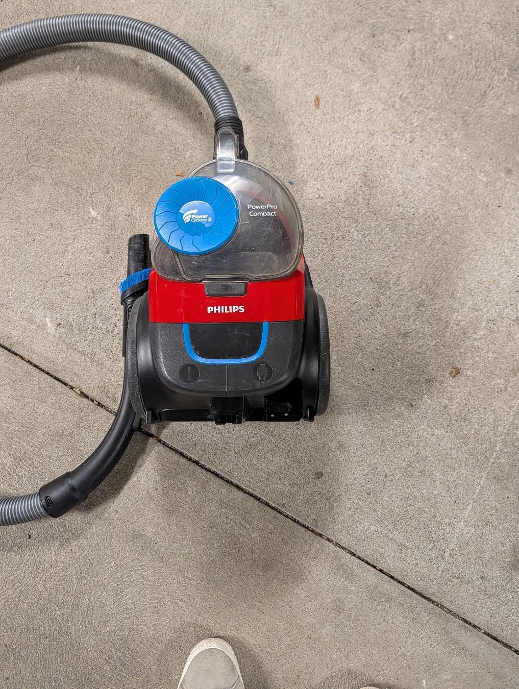 Philips Aspirateurs & Accessoires: Staubsauger Philips PowerPro Compact rot gebraucht – D'occasion à Oberglatt ZH par LR1989 1