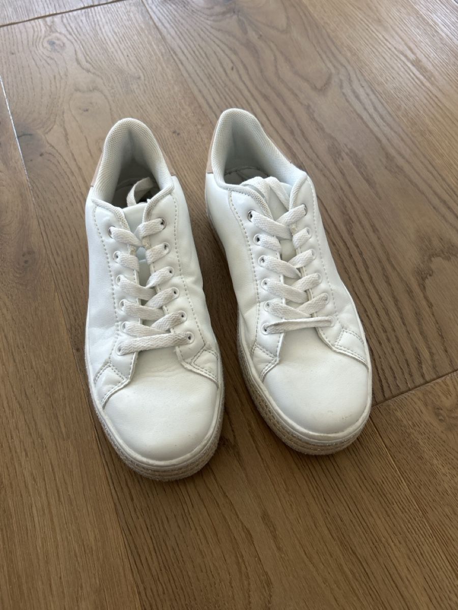 Damenschuhe: Sneaker weiss Grösse 37 – Gebraucht aus Fischbach- Göslikon von Rommel 1