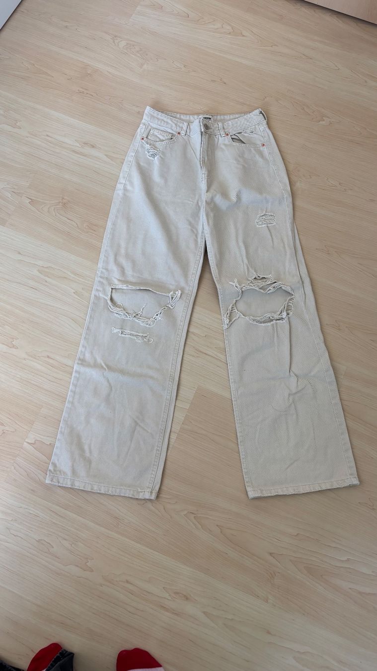 Tally Weijl Jeans: Pantalon beige clair avec déchirures – D'occasion à Cheseaux-Noreaz par kfavre