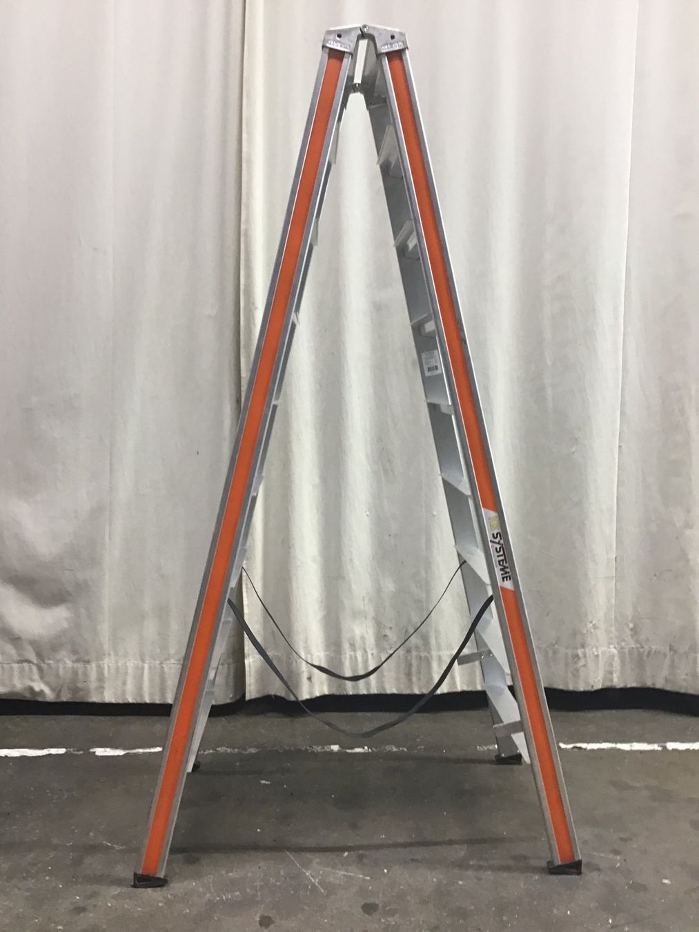 Leitern: Bockleiter HB Systeme Typ 208 mit Kantenpolster 2x9 Tritt – Gebraucht aus Leuggern von stagem