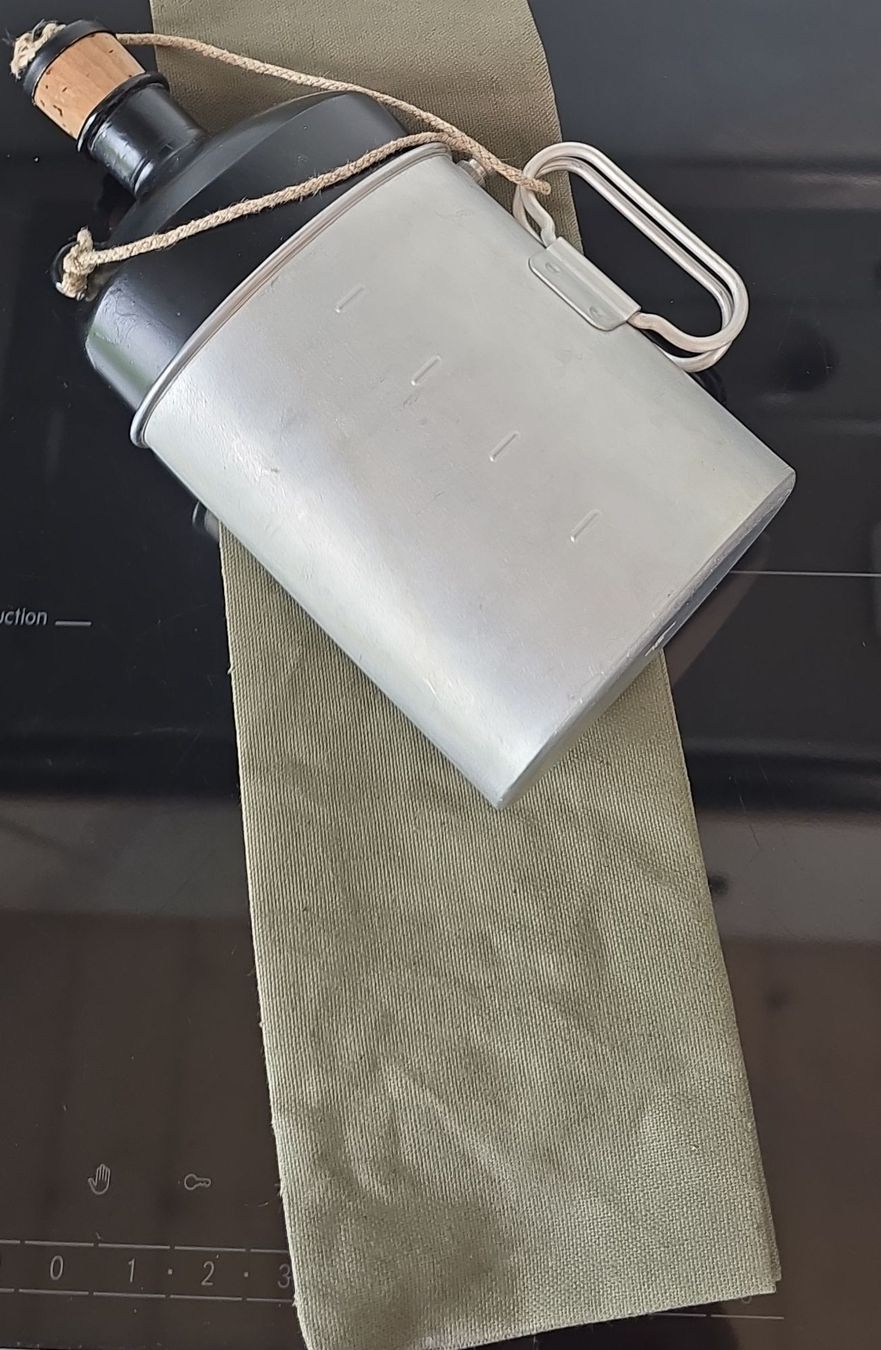 Attrezzatura & Pezzi di ricambio: Original Schweizer Armee Feldflasche mit Überzug, Top – Usato da Kestenholz venduto da _Nostalgia_