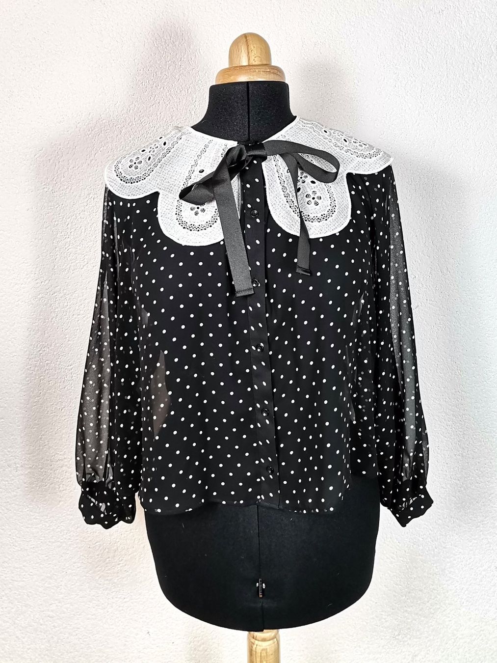 Zara Camicette: ZARA Polka Dot Sheer Bluse mit Spitzenkragen – Usato da Schaffhausen venduto da Restwert_SH
