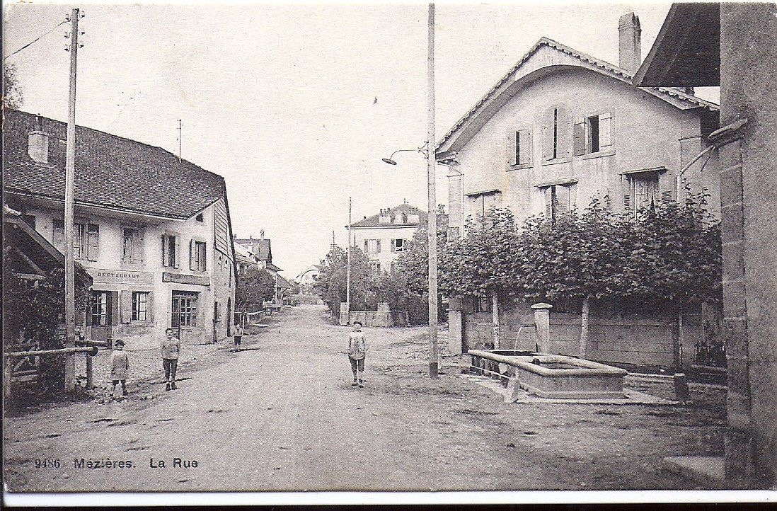Cartoline postali: MEZIÈRES, la rue et ses commerces – Usato da Les Verrières venduto da Scampi0