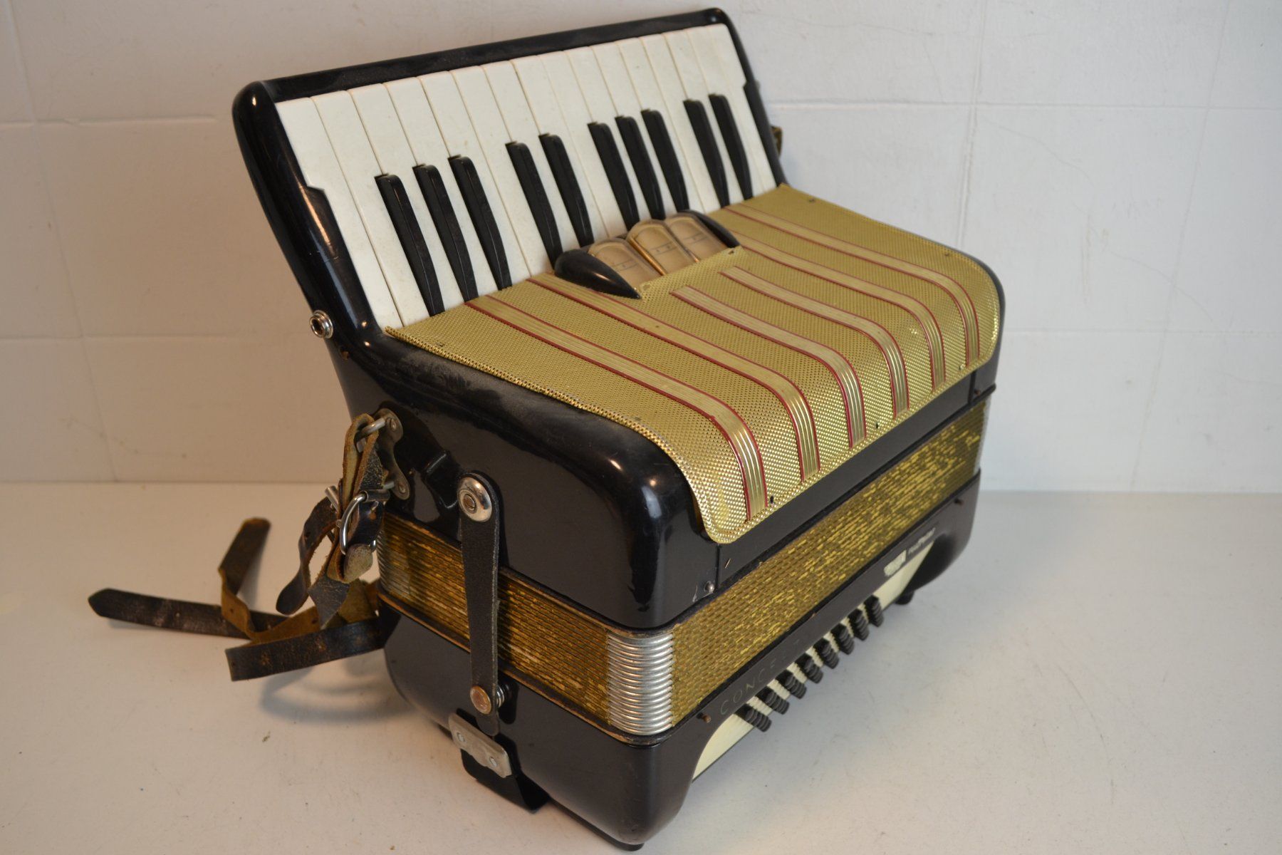 Hohner Musikinstrumente: Akkordeon chromatisch Hohner Concerto I – Gebraucht aus Zürich von Brockito 1