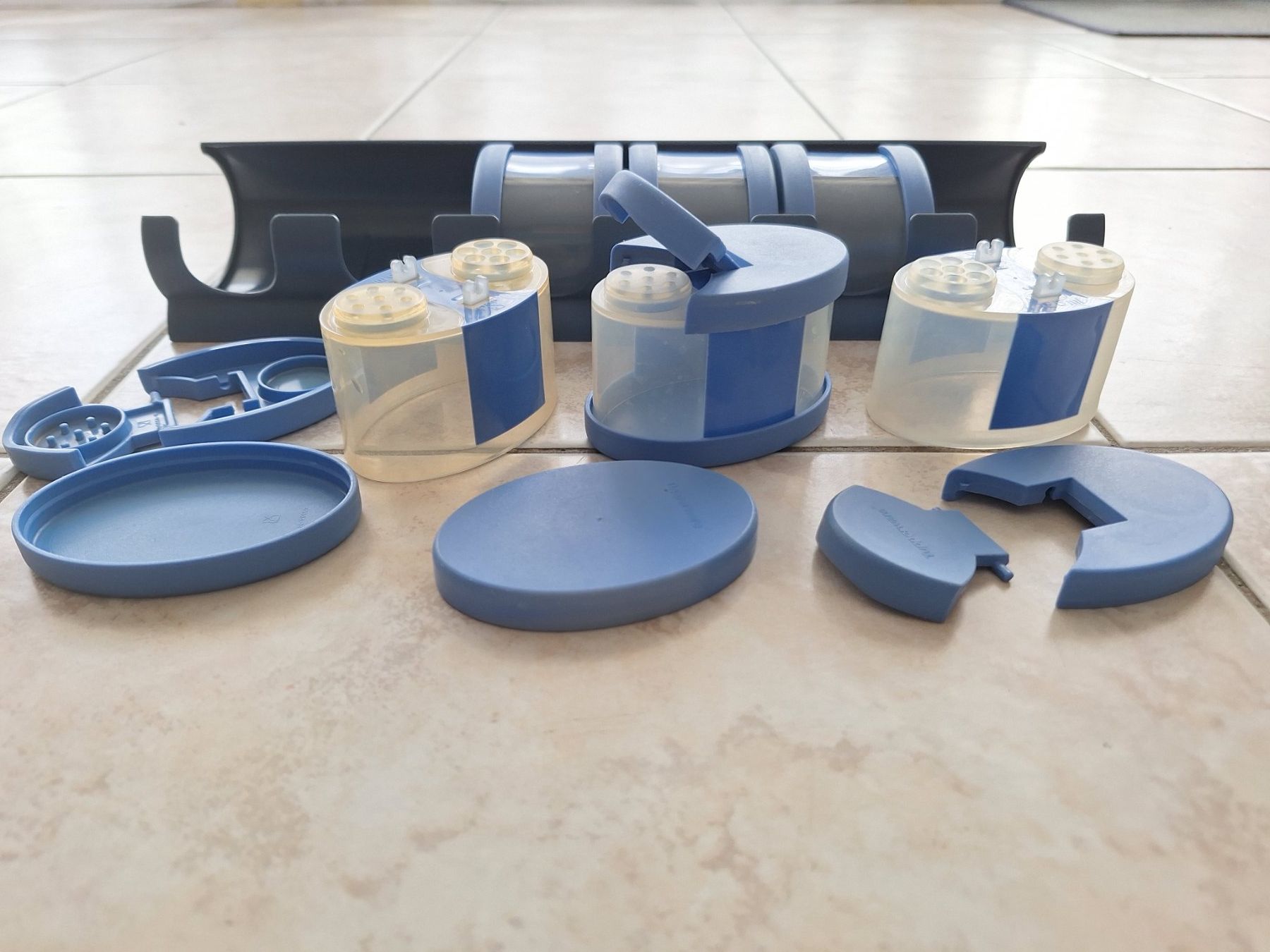 Scaffali: Tupperware Gewürzregal blau mit Behälter – Usato da Starrkirch-Wil venduto da Mambostar 2
