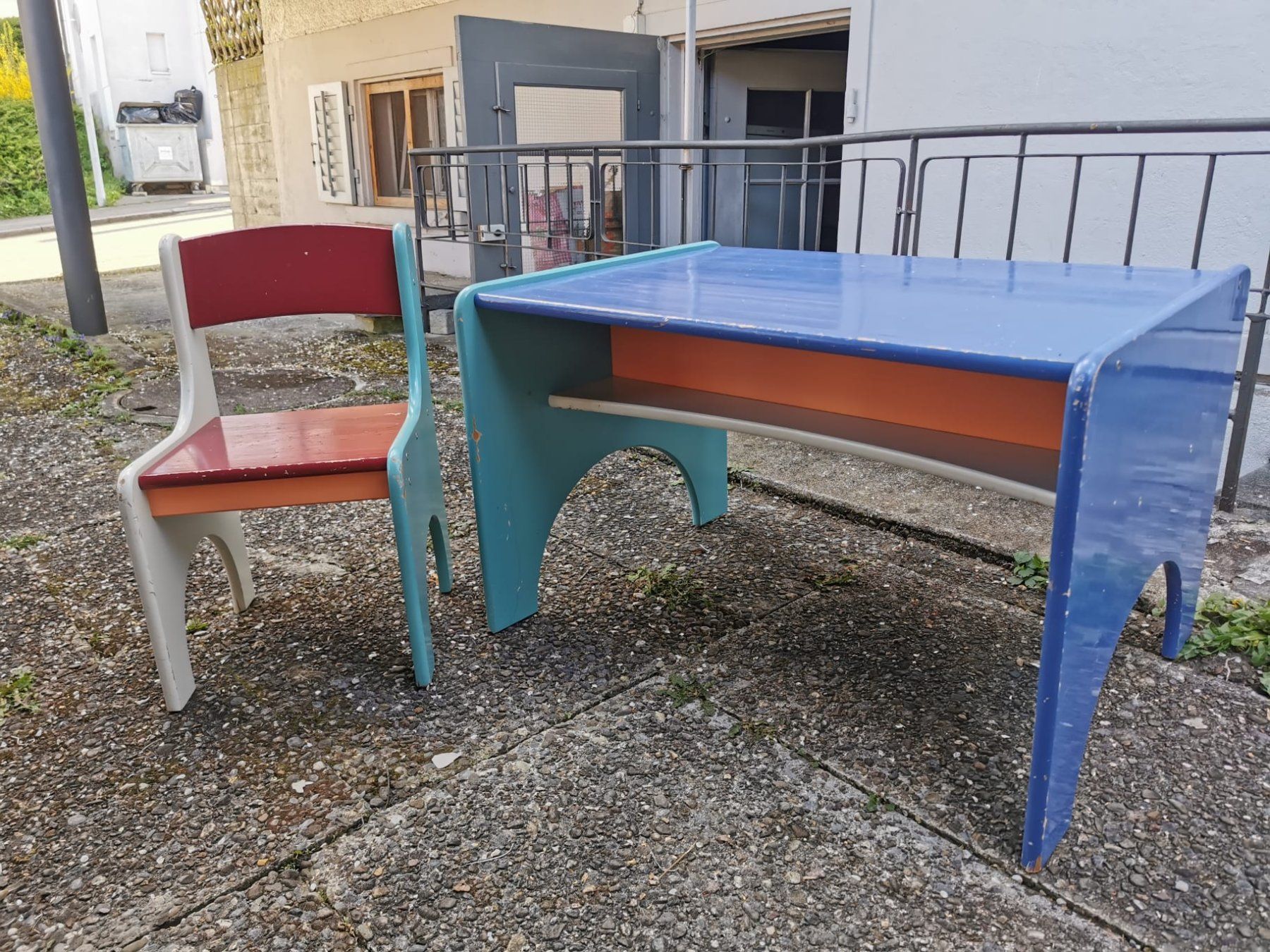 Schreibtische: buntes Kinderpult – Gebraucht aus Urdorf von Jacqueline...