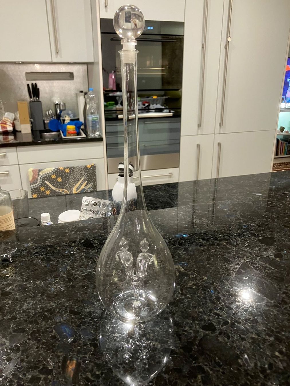 Sonstiges Geschirr & Gläser: Dekorative Oel oder Essigflasche mit Glasfiguren, Vintage 49 – Gebraucht aus Dintikon von 51rh 4