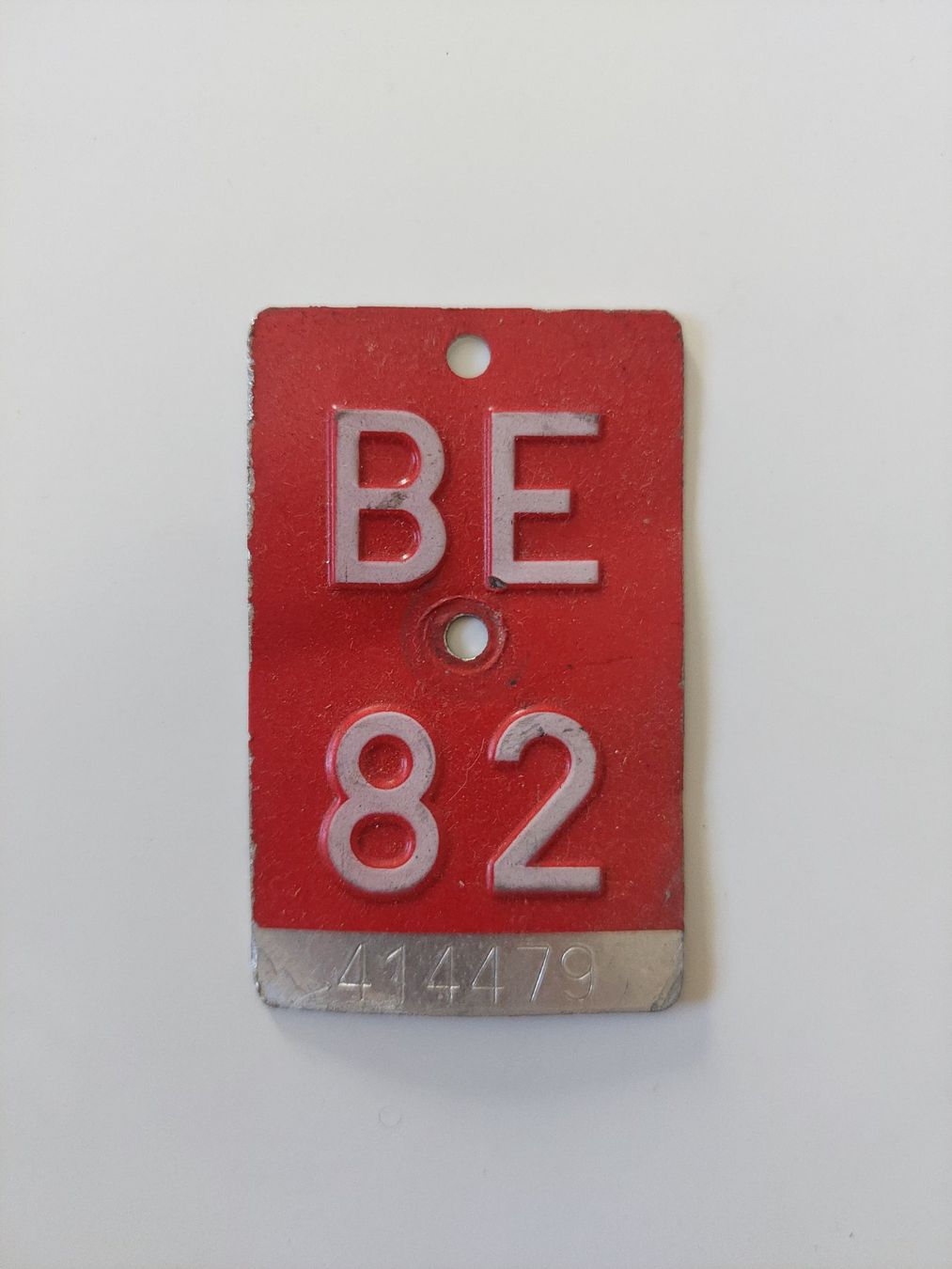 Schilder: Velonummer / Fahrradnummer BE 82 rot/weiss – Gebraucht aus Uetendorf von Comoladabro