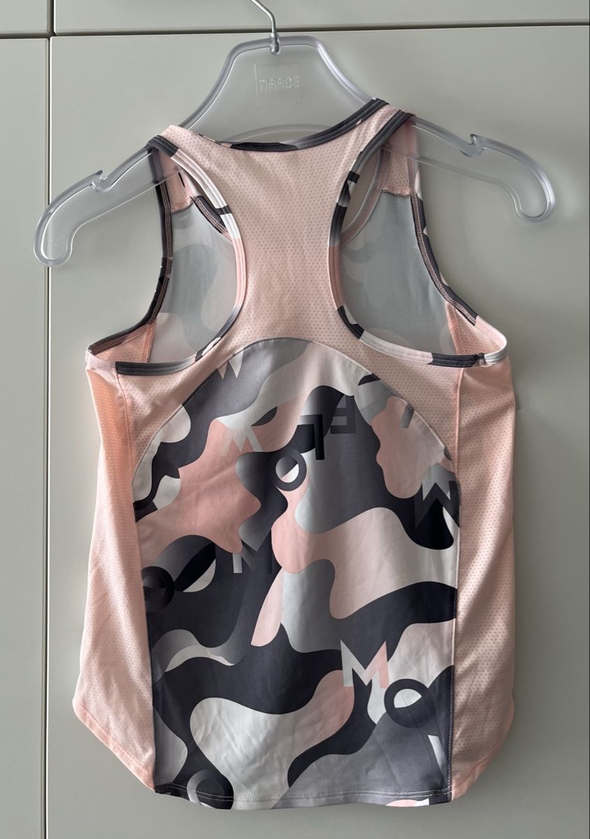 Blouses, T-shirts & Tops: Mädchen Sporttop Rosa Tarnmuster Grösse 146-152 – D'occasion à Basel par Lila11 1