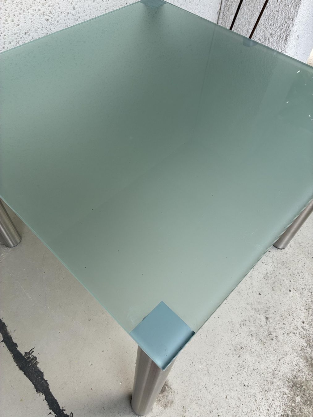 Tables: Tisch Glas satiniert  - Beine Alu rund – D'occasion à Oberkulm par Weberlisa 1