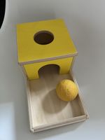 Montessori Lochkasten aus Holz gelb mit Ball von Lovevery