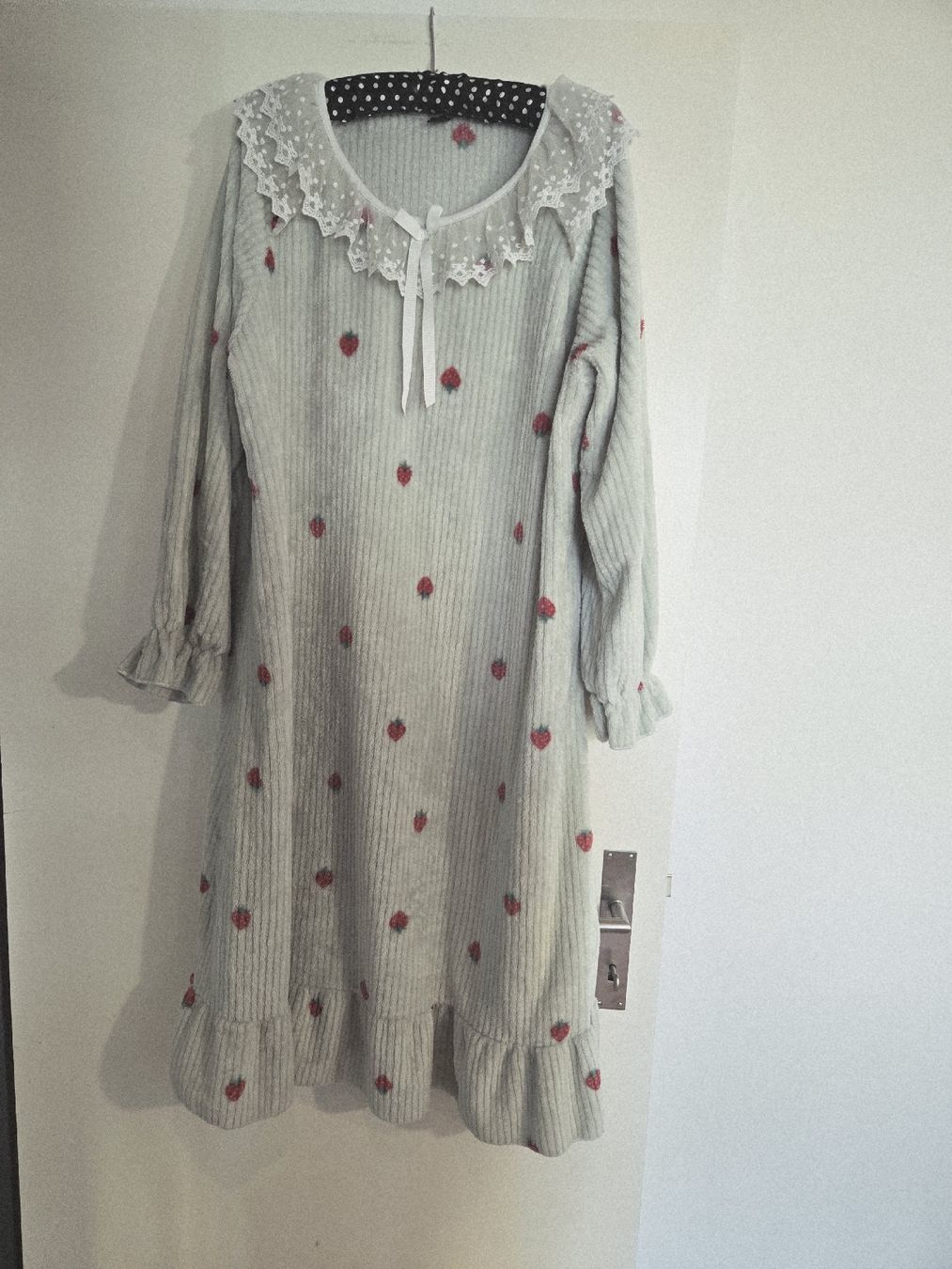 Negligees & Pyjamas: Süsser Kuschel-Pijama mit Erdbeeren, Grösse 44 – Gebraucht aus Dübendorf von Timulka