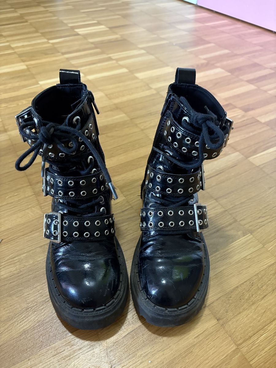 Zara Scarpe per ragazze: Stivaletti ZARA Neri Lucidi con Borchie e Fibbie – Usato da Novazzano venduto da jen_hx8j 1