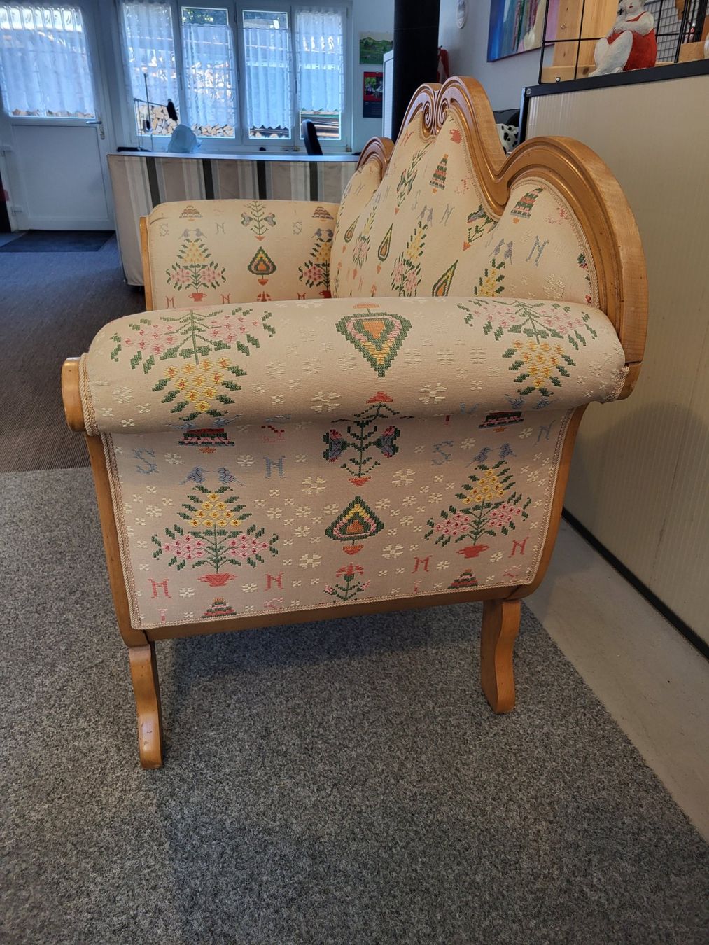 Divani: Sofa Holzgestell mit Blumenmuster neu – Nuovo (secondo la descrizione) da Oberriet SG venduto da Sonnja 1