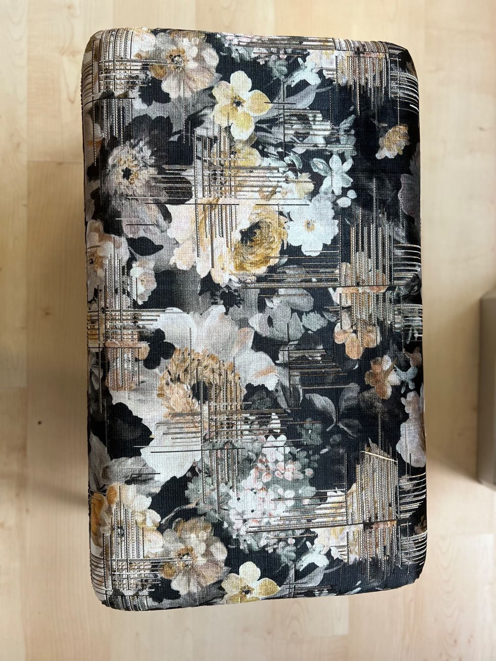 Sgabelli: Schöner Hocker mit Blumenmuster – Usato da Ulisbach venduto da BaumannM. 2