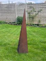 Metall-Obelisk
